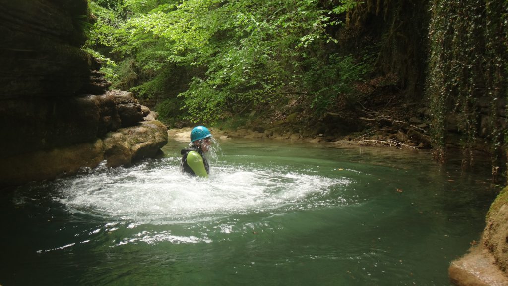 Descenso del barranco de Forcos con toboganes y pozas turquesa — Casteret